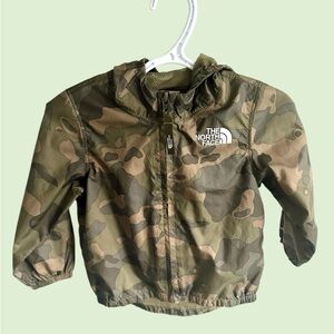 The North Face 🧥Rain coat camo (6-12 months)